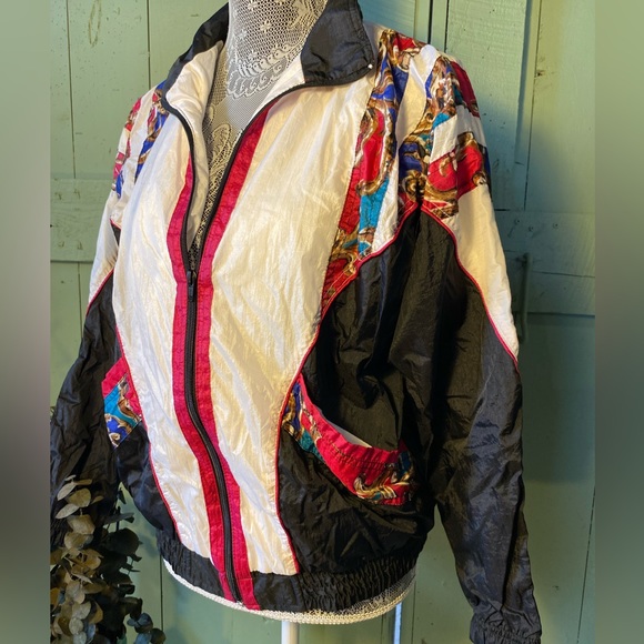 Gorgeous Vintage Wind Breaker with a Beautiful Baroque Design - Picture 3 of 7